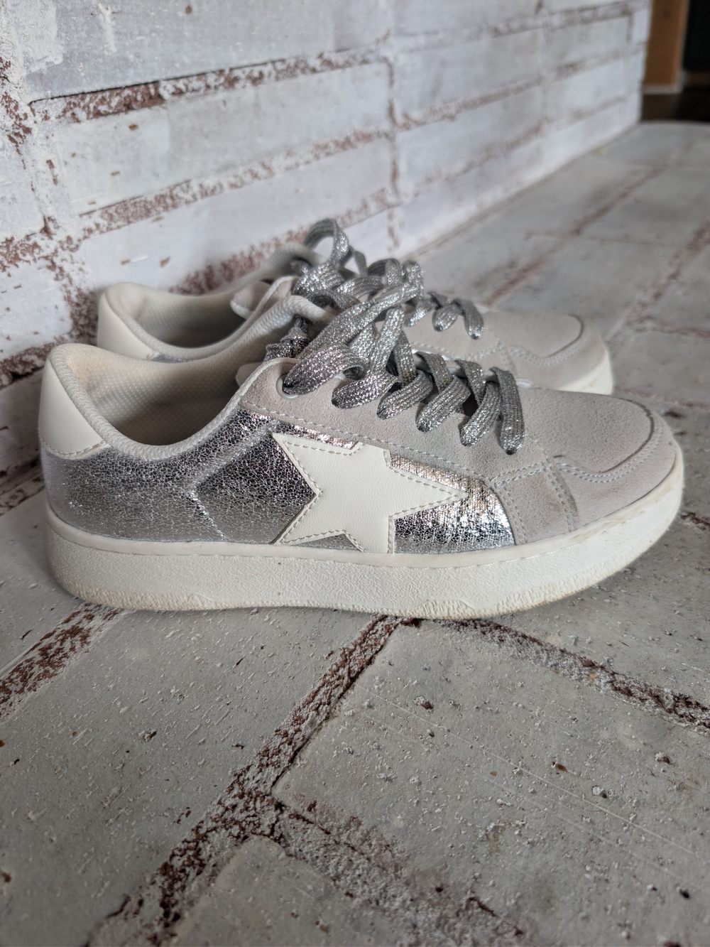 Women’s Silver Star Accent Casual Sneakers